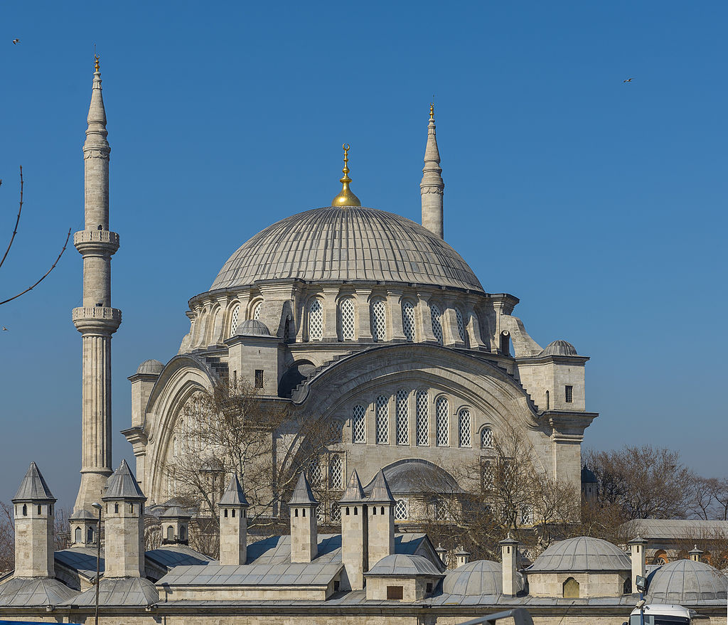 Nuruosmaniye Camii gezenkediler